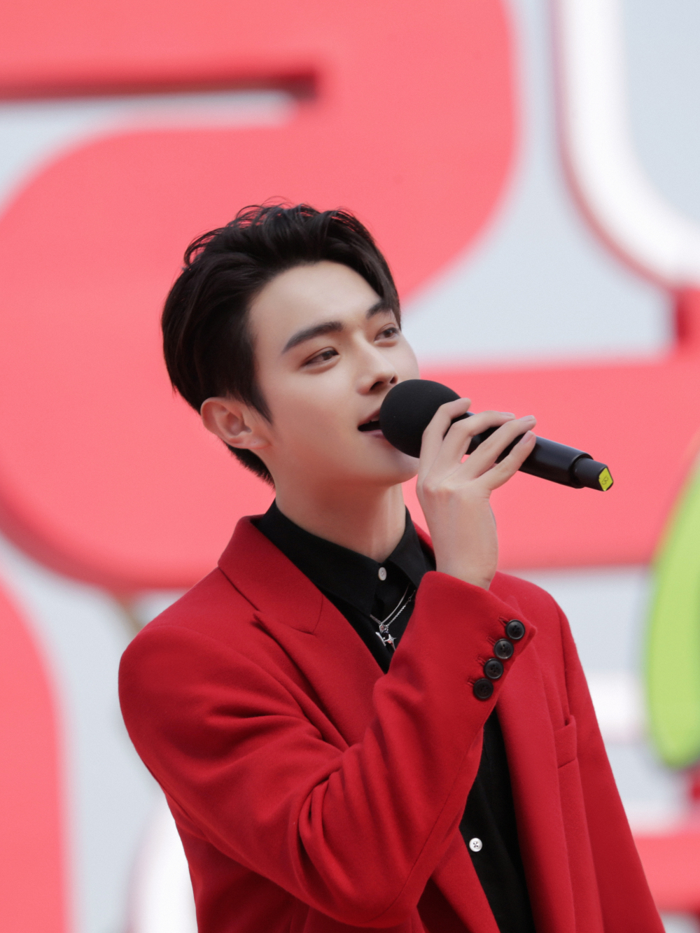 152斤许凯瘦身成功身穿红色大衣109cm腿长就是任性