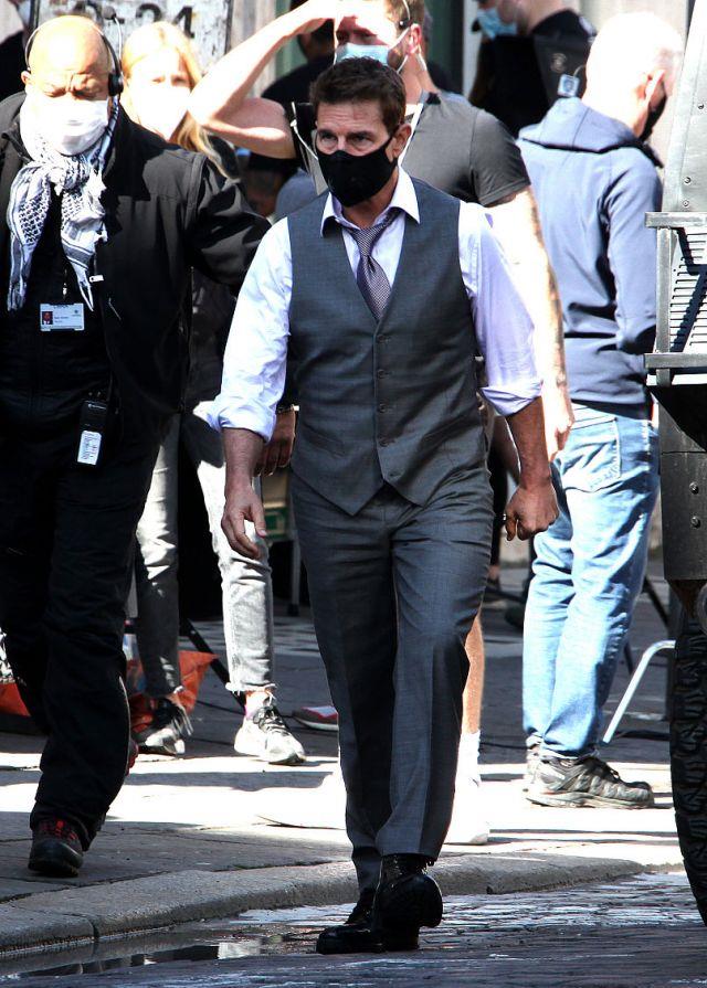 汤姆·克鲁斯穿灰色马甲戴黑色口罩太有范,英俊潇洒真是不老男神_高清