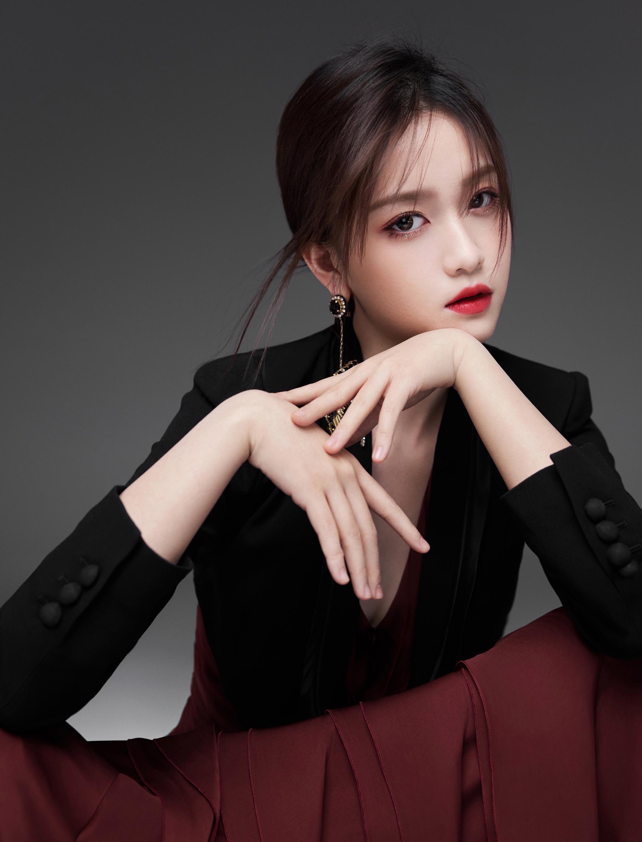 李百惠新春写真照曝光浓颜冷艳少女初长成