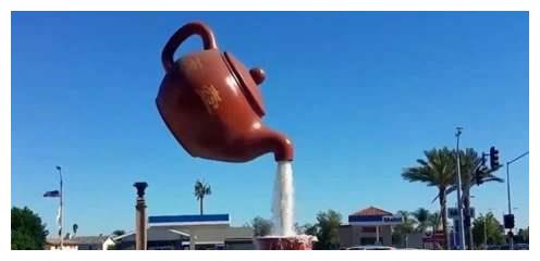 身处青岛的“悬空茶壶”，多年来水流不断，一直保持着倒茶状态