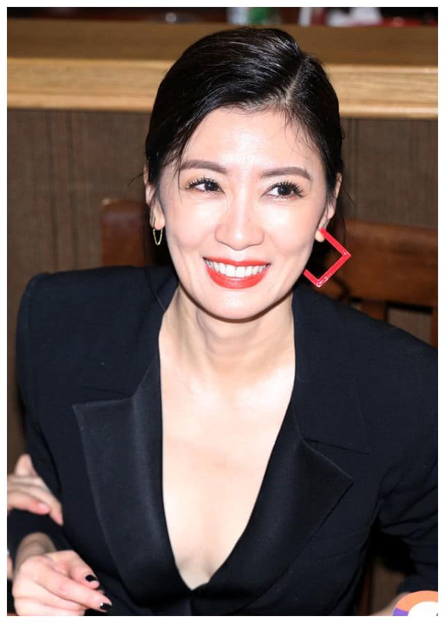 当晚走在红毯上的贾静雯选择了一条绣满花朵的抹胸晚礼裙,闪亮亮的很