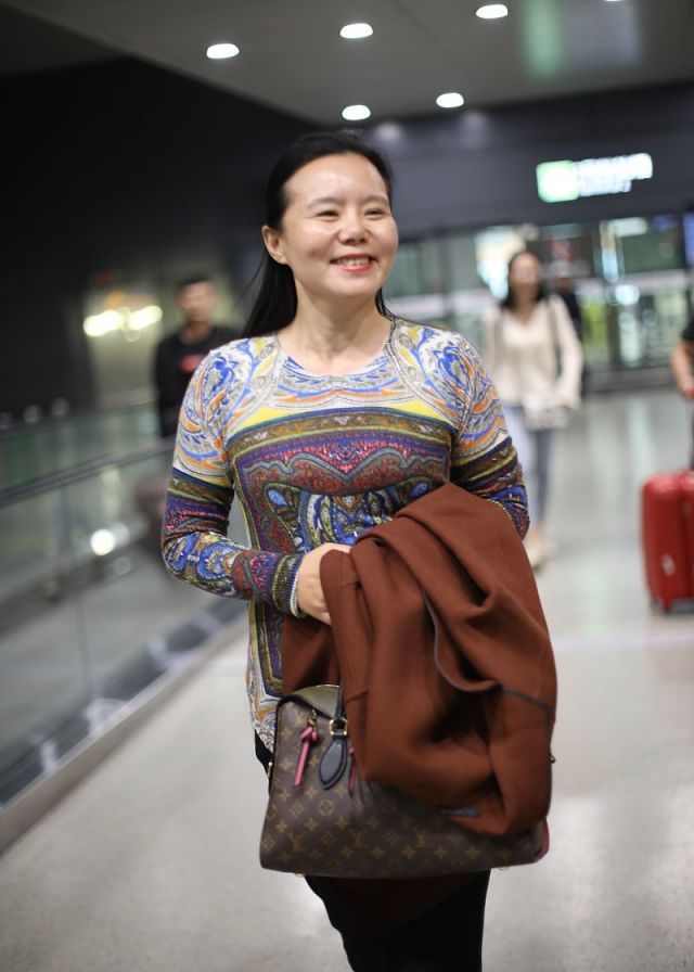 当日,龚琳娜素颜身穿花色紧身上衣,搭配卡其色外套露面,虽然没有化妆