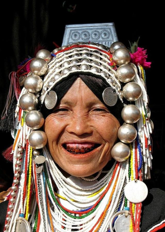 祖籍中国的跨境民族阿卡人:生活艰苦却热情好客,没忘劝酒功夫