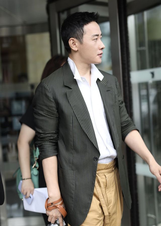 罗晋穿条纹西装帅气有型,眼神凌厉气场超a_高清图集_新浪网