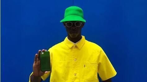 别再说男生不适合穿彩色了他每日一套色彩装绿帽子也能帅上天