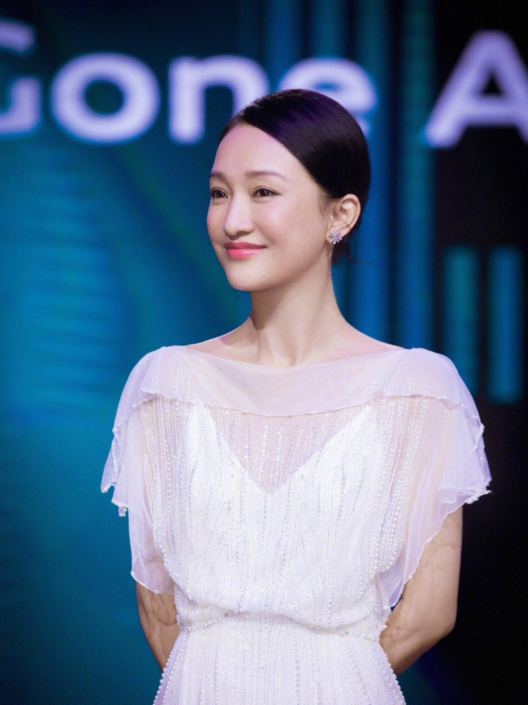 利落的马尾看上去十分霸气干练,偏分的发型很好地修饰了周迅的脸部