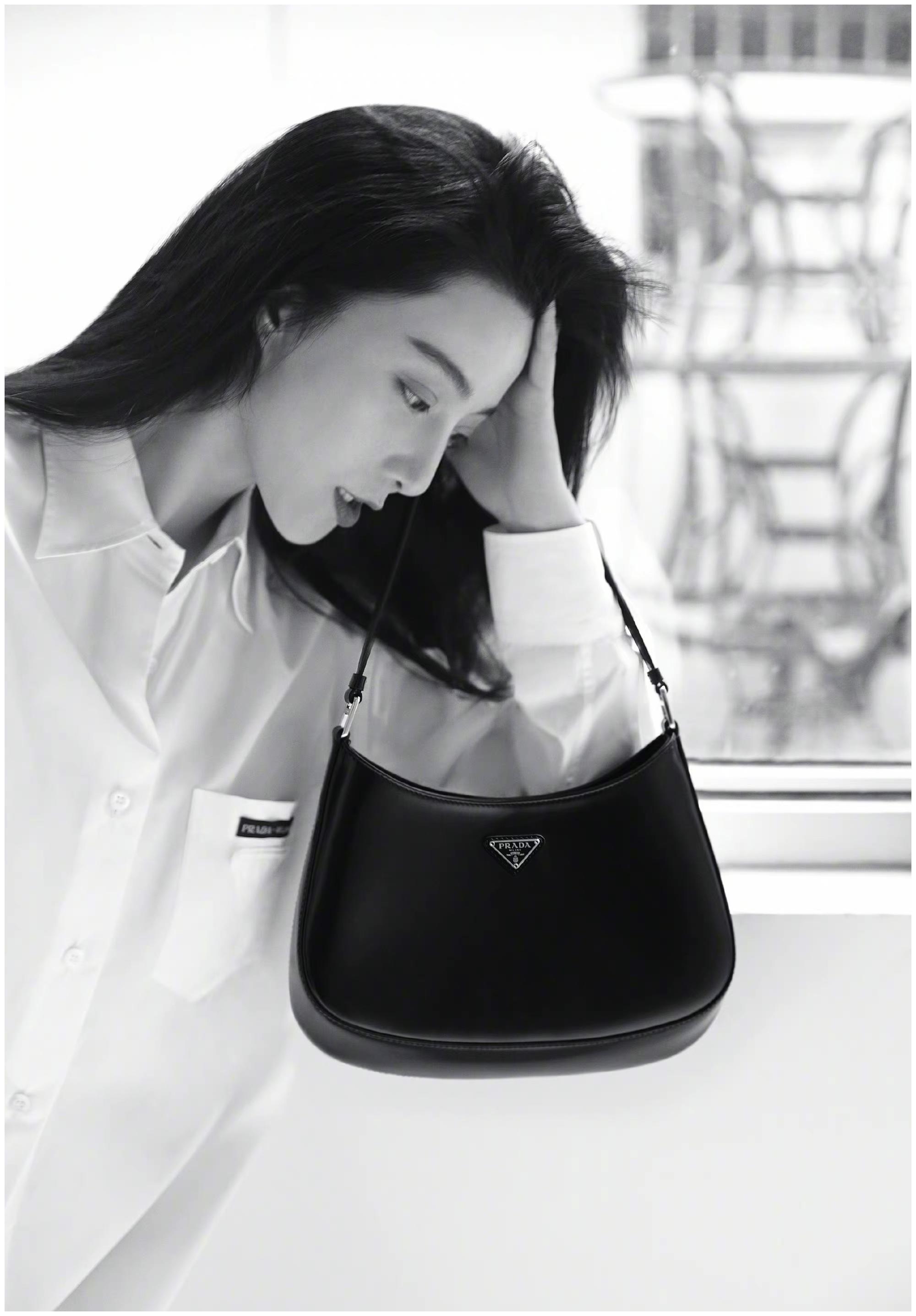 范冰冰终于懂得低调了,白衬衣配黑色铅笔裤,不再走艳压路线