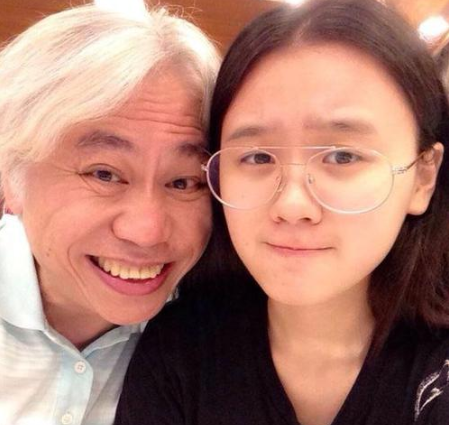 相差40岁爷孙恋低调结婚,女方身材臃肿孕味浓,其父扬言断绝关系