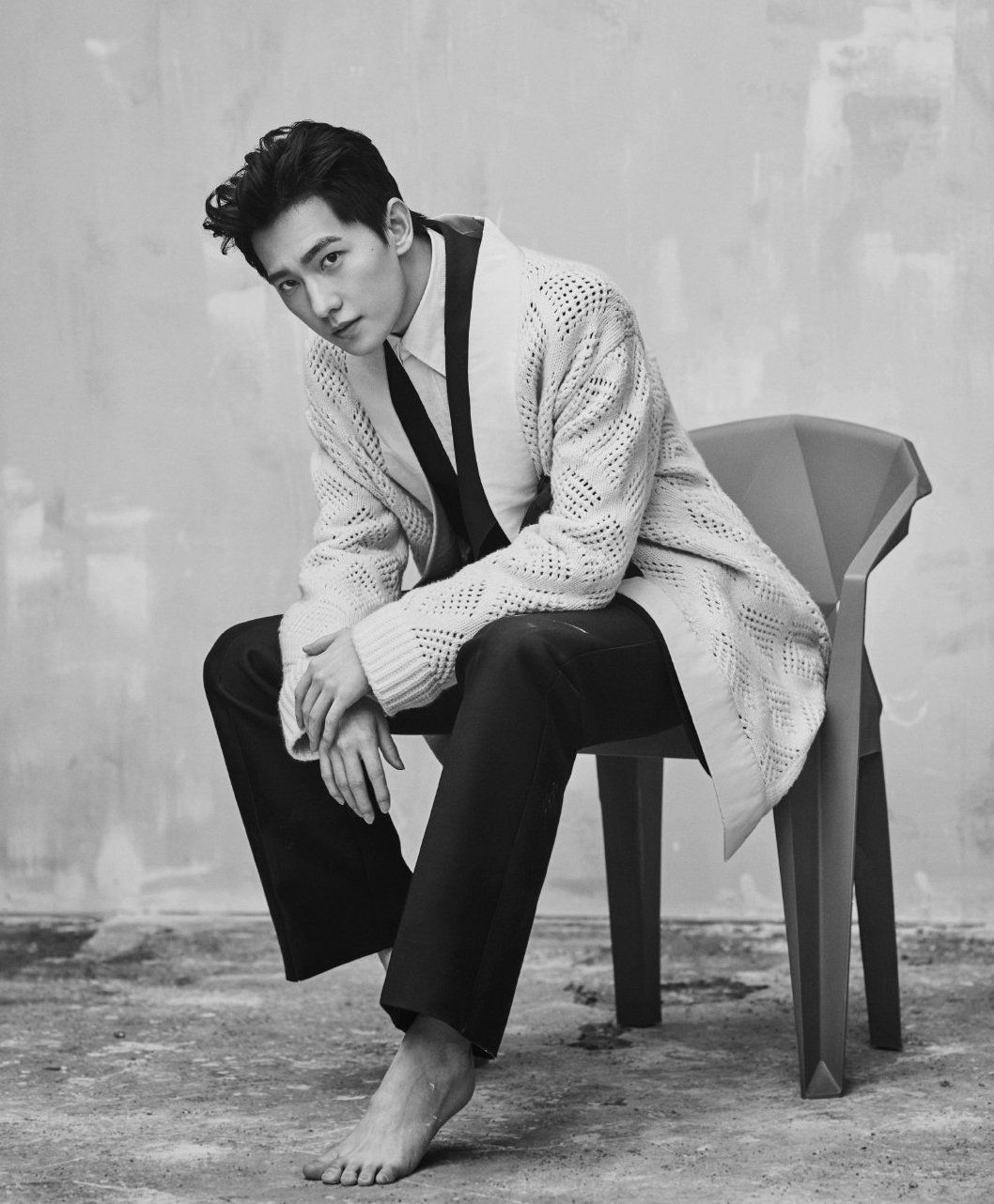 你可以永远相信杨洋的硬照光着脚丫穿西装大背头造型太迷人