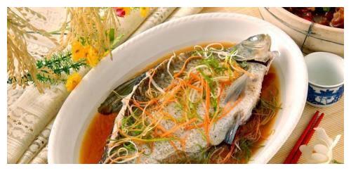 黄瓜洗净切丁,胡萝卜切丁,红椒切片,鸡脯肉切丁黄瓜炒鸡丁