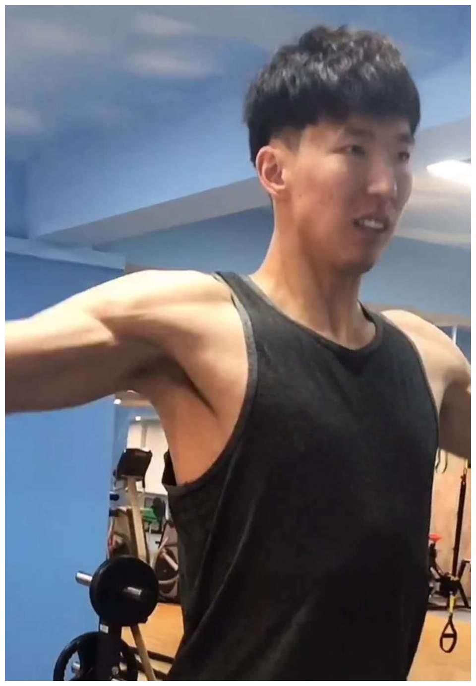 击碎质疑!周琦训练照曝光:成功增重7公斤,手臂肌肉线条明显