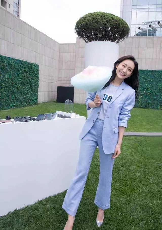 王鸥穿阔腿裤配上简单白t时髦又洋气