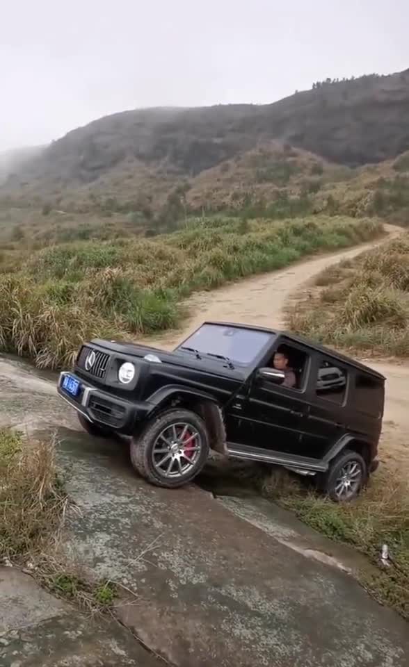 这就是奔驰大g开着玩玩就算了越野爬坡以后就别扯了