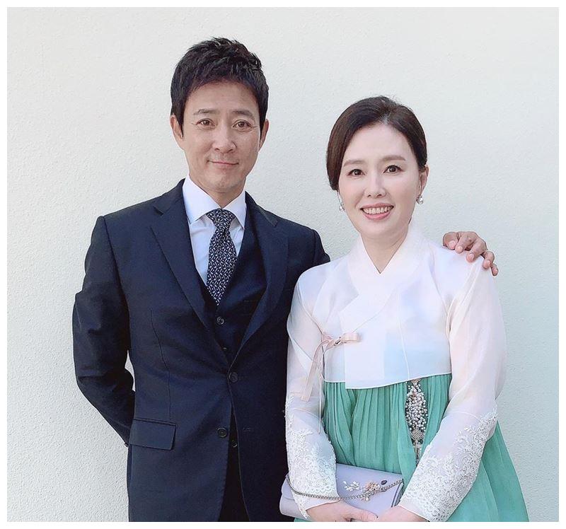 他们是韩国模范夫妻,丈夫是圈中有名美男,妻子曾为拍戏丢了孩子