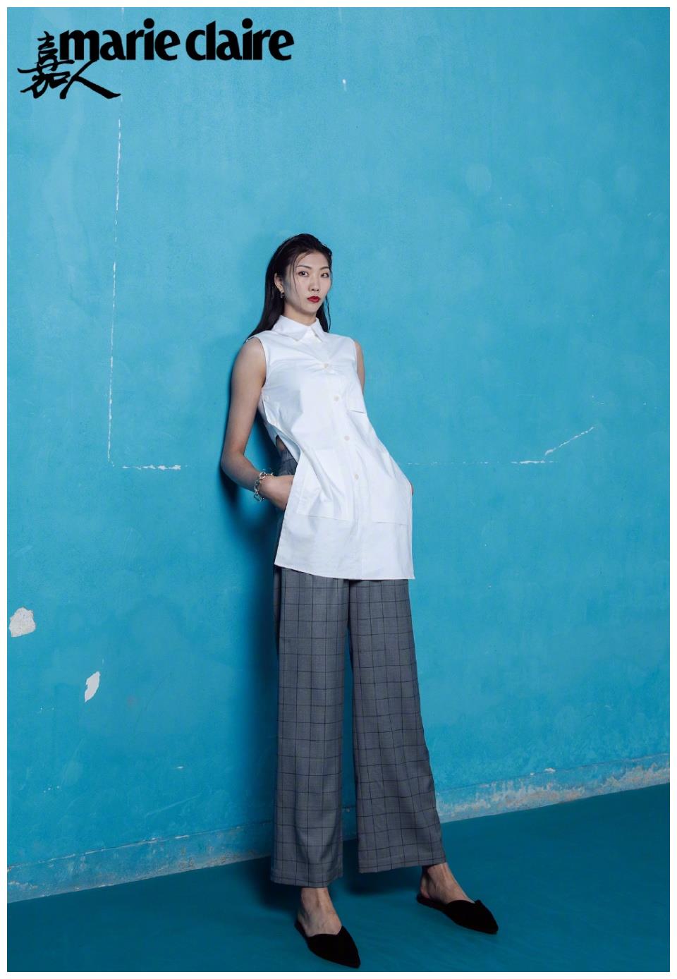 袁心玥晒右手遭队友质疑!全身照曝光表情高冷气场足,大长腿吸睛