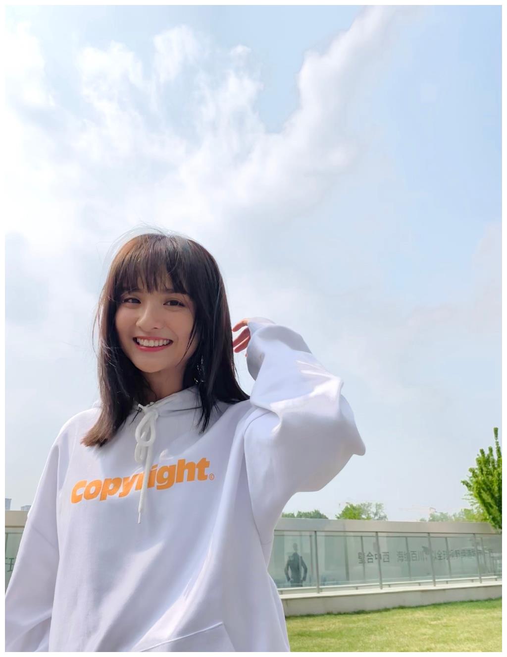 厉嘉琪的这组照片是在阳光明媚的室外拍摄的,背景中的蓝天白云,与近景