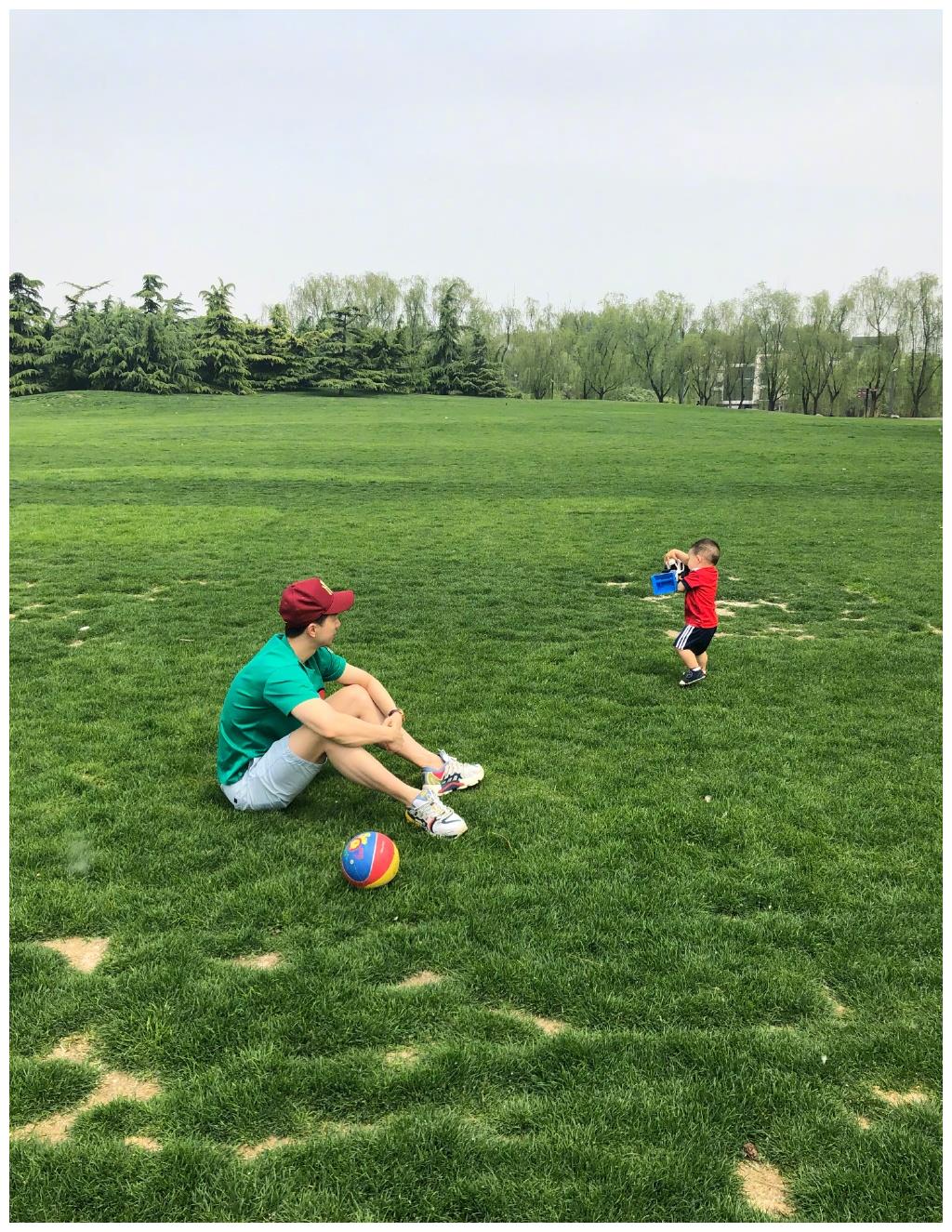 马龙放假回家心情大好!变身暖心奶爸,陪两岁多儿子玩各种玩具车