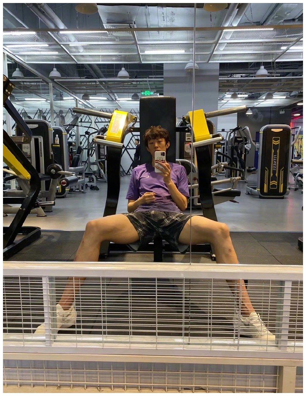 退役才3个月,张国伟恋情疑曝光!绯闻女友是当红宅男女神?