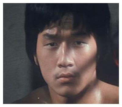 成龙未整容前旧照被扒出,单眼皮被导演嫌太丑,一双眼拯救一张脸