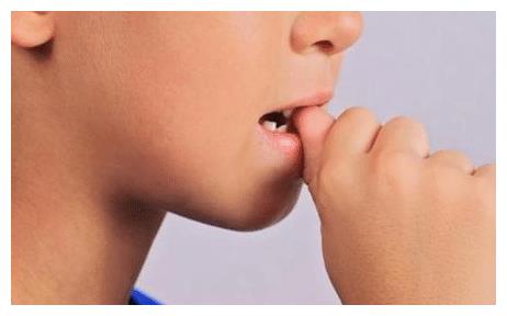 孩子喜欢啃手指这以后会怎么样呢