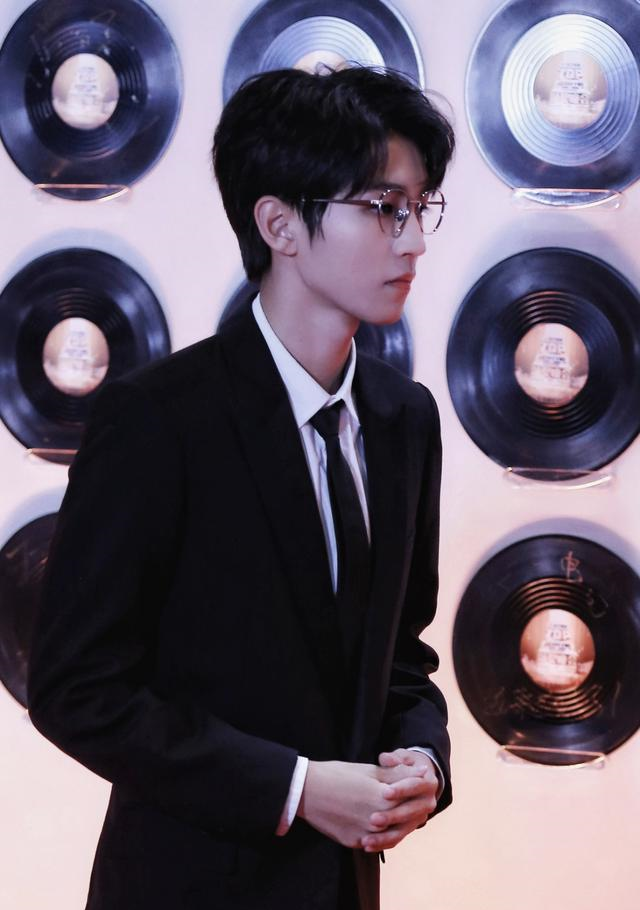 凯源cp发糖了,这个细节太戳人!王俊凯王源最新精修帅照来袭