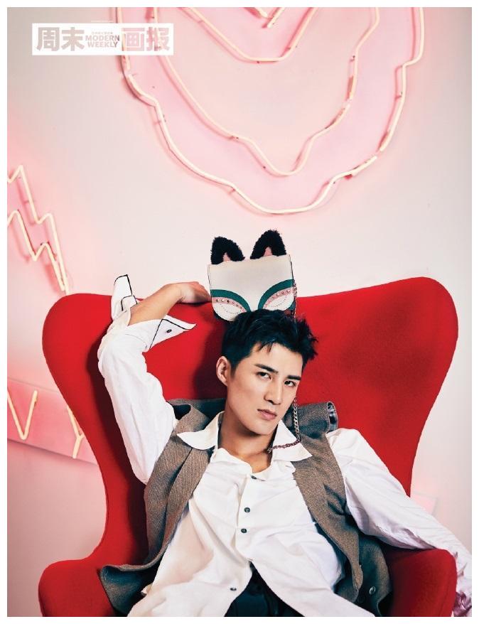 姜潮登周末画报变身趣味暖男背斐斐狐系列包包