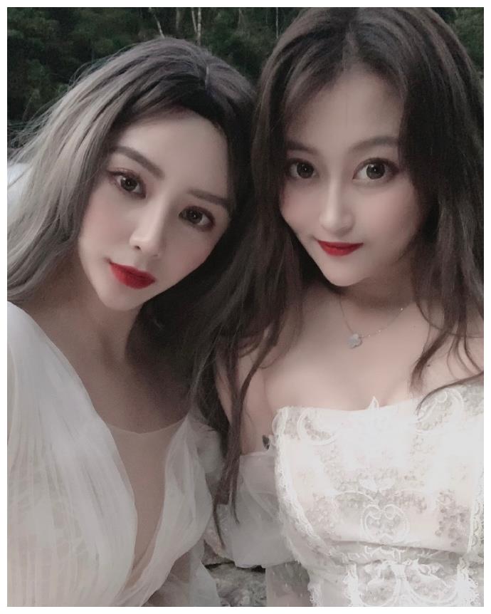 好友前往灵堂送别孙侨潞,公开现场遗照,孙妈妈摆放玩偶陪伴女儿