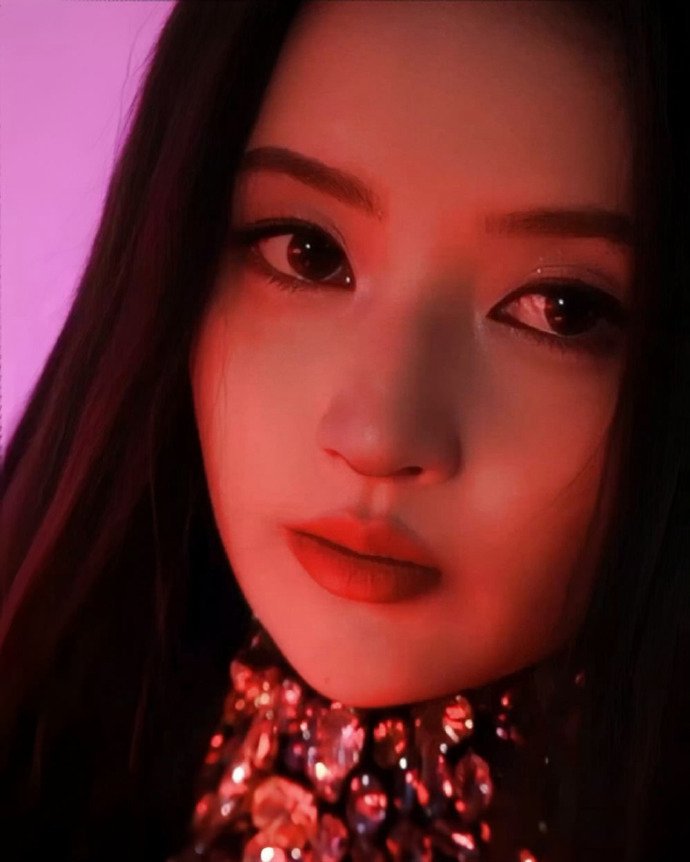 真的被王玉雯的紫色穿搭美晕！姐姐和紫色适配度拉满，冷艳高级