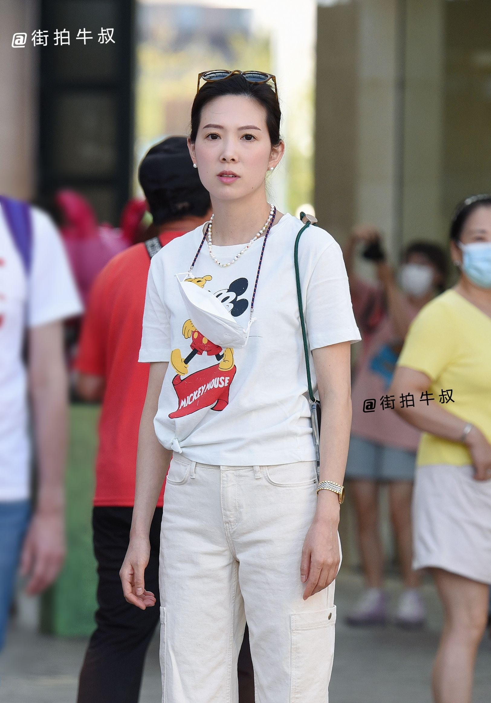 气质宝妈穿着简单漂亮的t恤牛仔裤出街