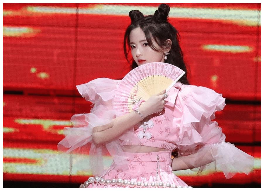 张杰演唱忘词最大看点却是杨超越幼儿园水平舞蹈不是开玩笑