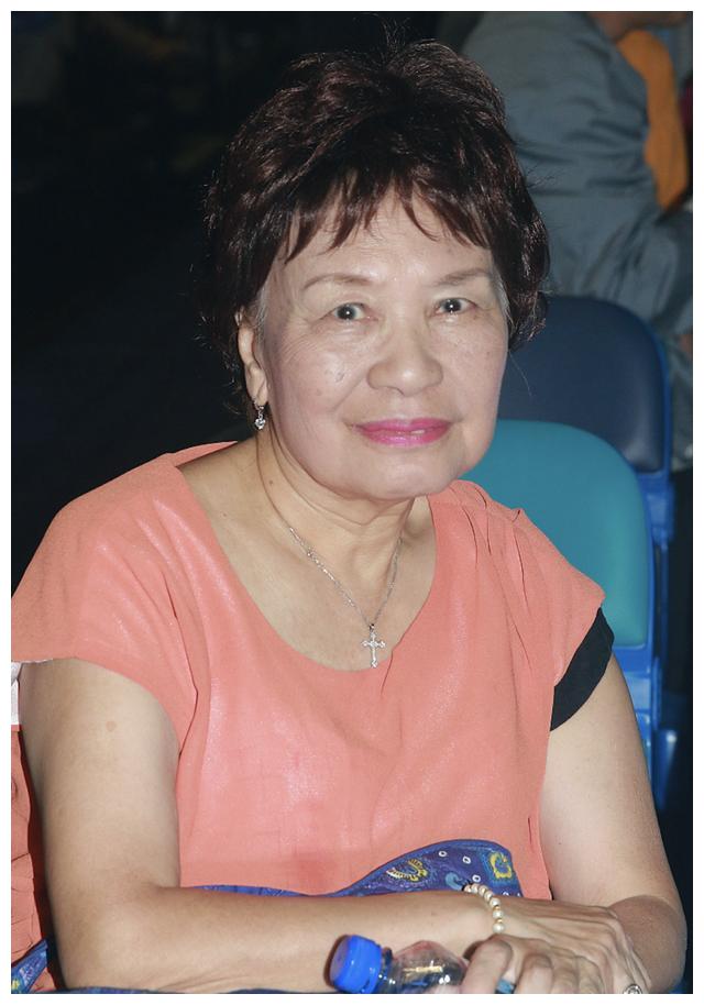 余慕莲病情好转仍靠插管呼吸不知99岁母亲病逝母女感情疏离