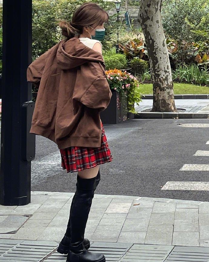 近日,虞书欣在微博分享上海秋日plog,她身穿白色t恤搭配短裙,长筒靴