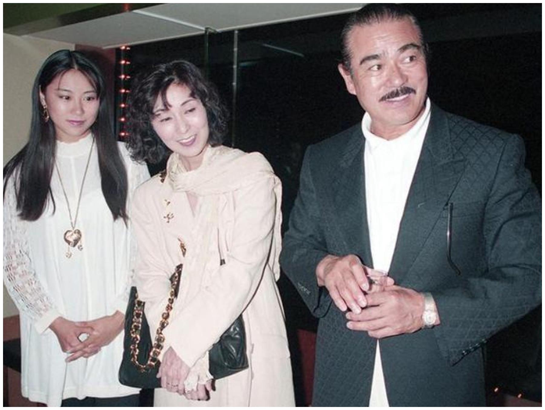 第二任妻子可就厉害了,她虽然是普通人,但是胜在年轻貌美,比千叶真一