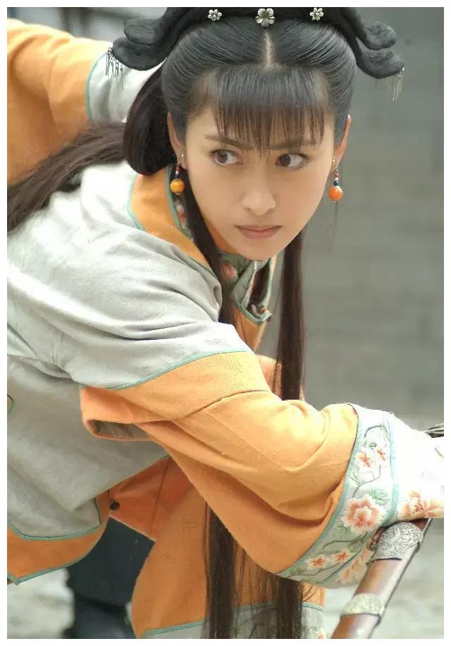 她被张铁林抛弃后,28岁嫁51岁大反派,还是周星驰梁朝伟的同学|侯俊杰