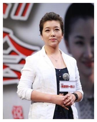 52岁江珊近照被公开,新恋情小15岁比前任靳东帅?女儿也满意