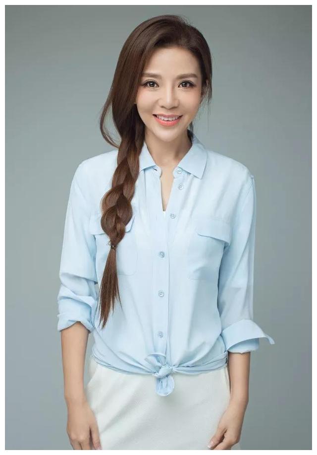 她是央视最美女主播摘掉14年假发美到不敢认今43岁依旧单身