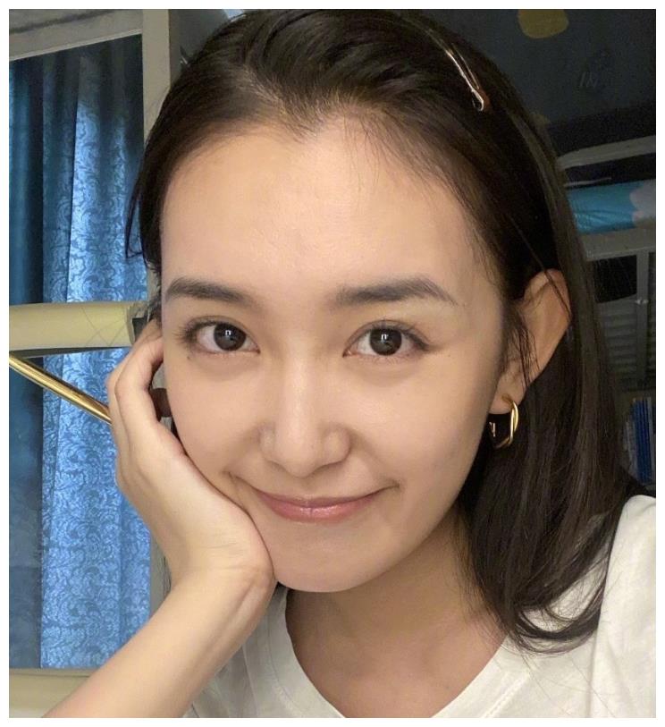 日常生活中,我们也可以从蒋依依的个人微博中,看到她很多素颜的自拍照