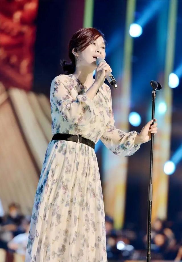 49岁陈松伶逆生长多重造型时尚驾驭力满分肌肤娇嫩惹人羡