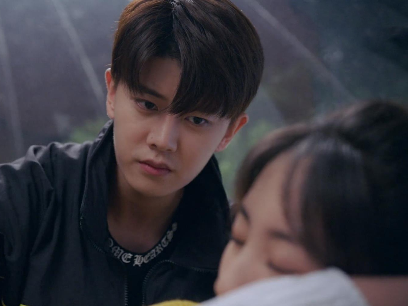 乌鸦小姐与蜥蜴先生任嘉伦饰演帅气老板横刀夺爱青梅竹马