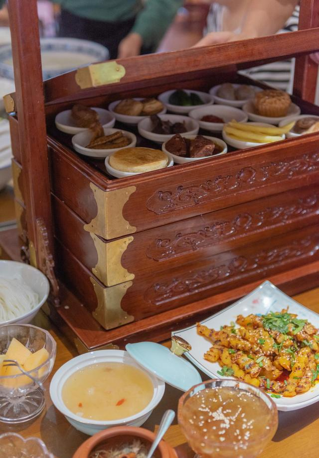 正宗过桥米线的仪式感有多强?一个套餐就用了55个碟子,不可思议休闲区蓝鸢梦想 - Www.slyday.coM 正宗过桥米线的仪式感有多强?一个套餐就用了55个碟子,不可思议休闲区蓝鸢梦想 - Www.slyday.coM