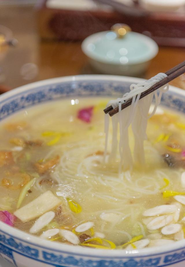 正宗过桥米线的仪式感有多强?一个套餐就用了55个碟子,不可思议休闲区蓝鸢梦想 - Www.slyday.coM 正宗过桥米线的仪式感有多强?一个套餐就用了55个碟子,不可思议休闲区蓝鸢梦想 - Www.slyday.coM