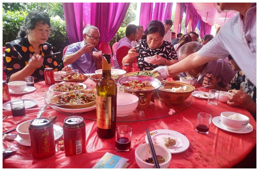 因为桌席比较多,菜依次上,有点慢,一道菜上来,前面的菜差不多要吃完了