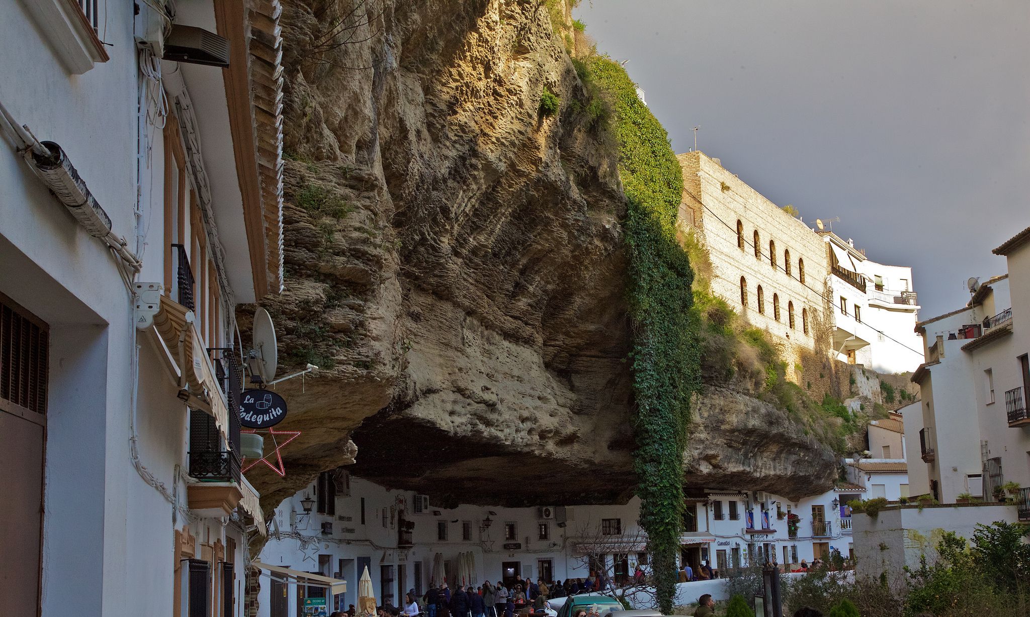 1 / 7 我们只见过西游记里孙悟空被压在五指山下生活了五百年,却不知