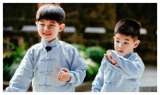 哥哥是亿万富翁,弟弟是三无青年,互换人生才明白"惯子如杀子"