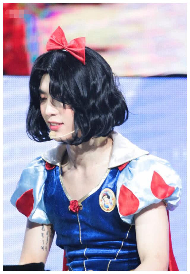 在3月4日,有网友再次晒出之前范丞丞扮女装反串白雪公主的照片.