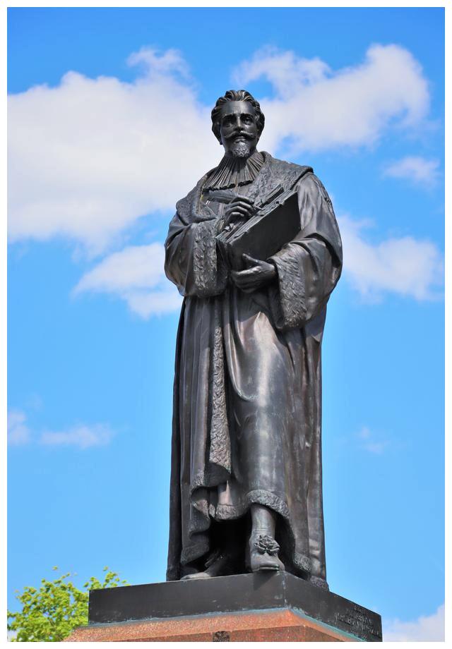 特人心目中的地位是最崇高的,但我想他至少可以与荷兰国父沉默者威廉