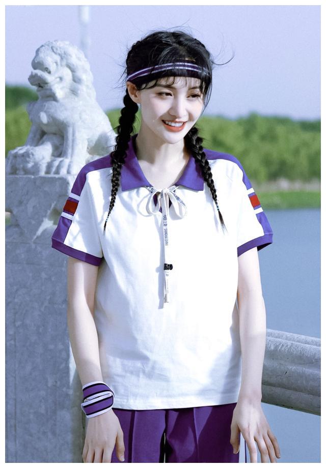 郑爽身穿蓝色复古校服,扎高马尾笑容超温柔,仿佛回到了学生时代