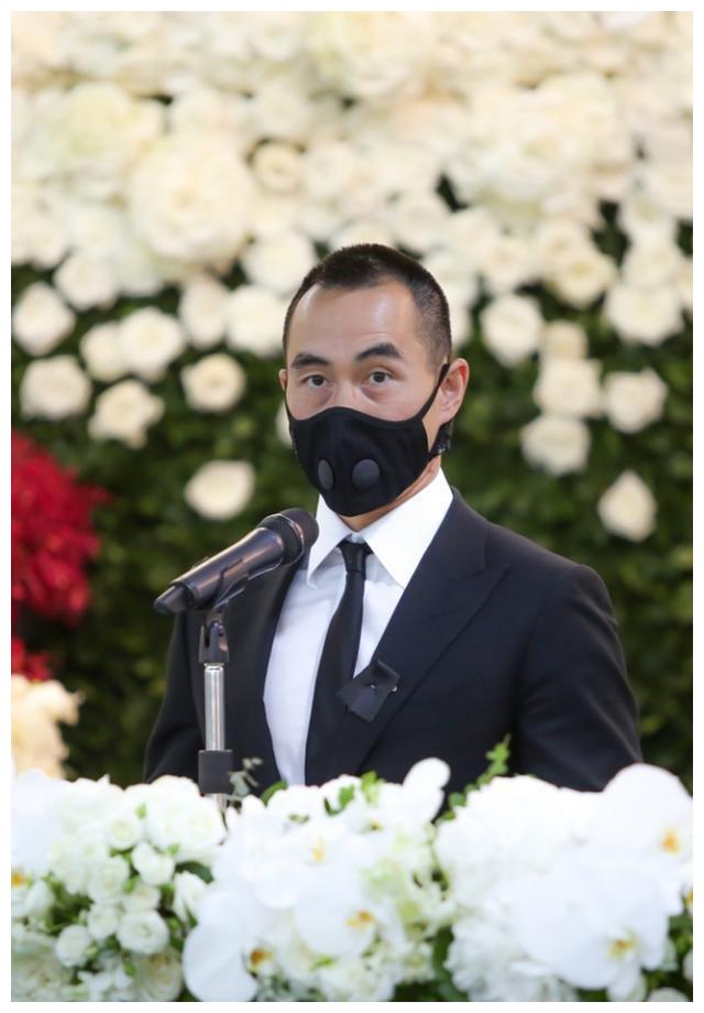 何鸿燊葬礼着装礼仪,长孙何广燊八个月大着西装皮鞋彰显身份不同