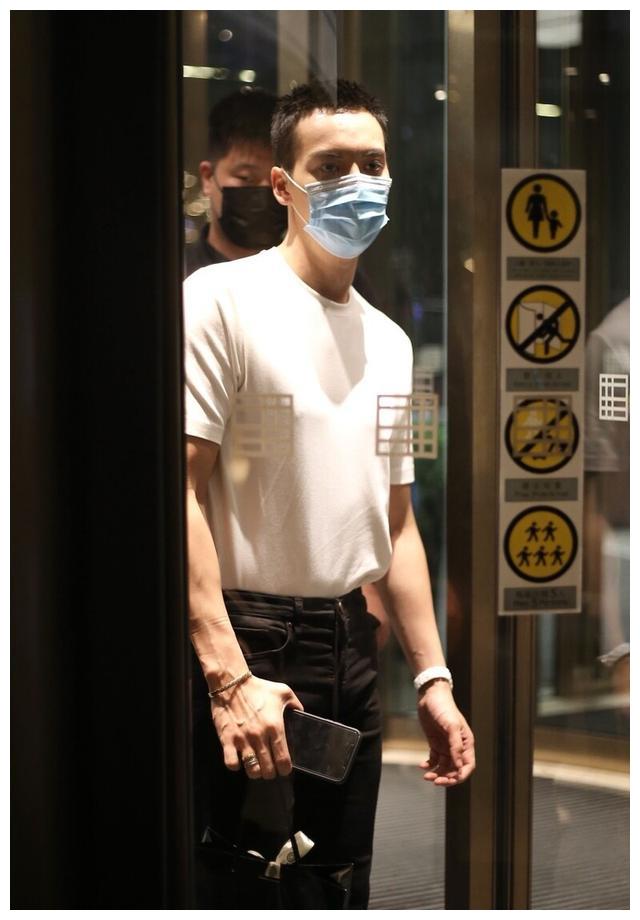 街拍:陈伟霆寸头拍戏结束下班,身穿白色t恤难掩结实胸肌