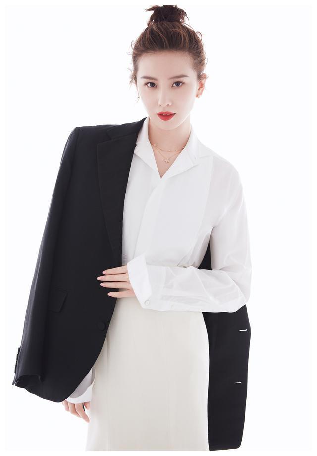 女明星郑爽,刘诗诗,杨幂等穿西装大型比美环节,有谁a到你了?